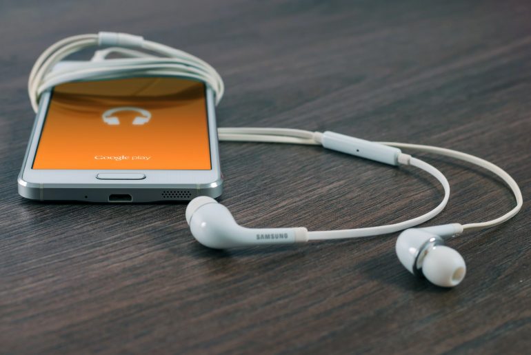 6 Advantages of Audio Content Marketing to Grow Your Audience