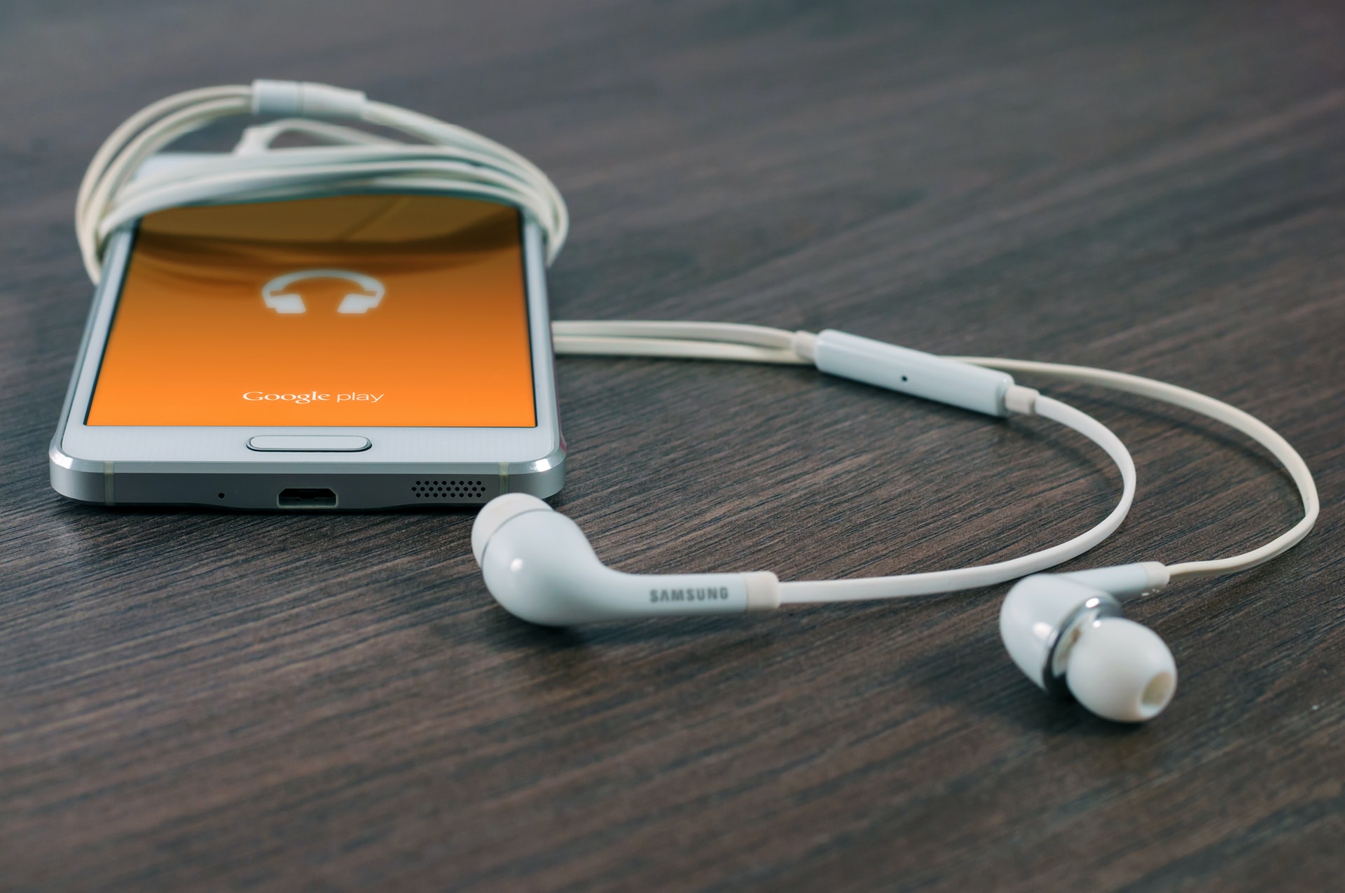 6 Advantages of Audio Content Marketing to Grow Your Audience